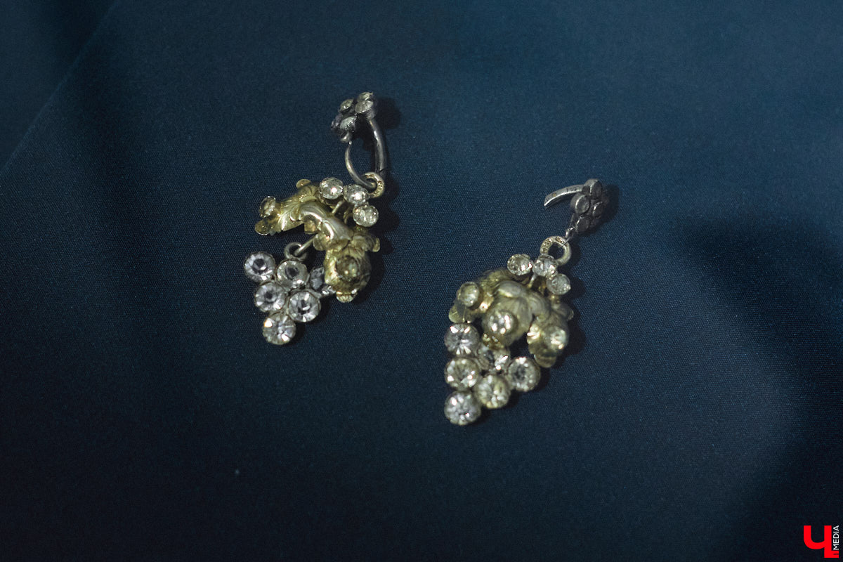 Мода циклична, и порой возвращения бывают очень неожиданными. Речь не о джинсах клеш, а о еще более древних предметах с историей. В вещах, насчитывающих сотню лет, наблюдаются актуальные нынче тренды. А потому вместе с владимирским стилистом Александрой Креар мы сравнили старинные украшения с современными.