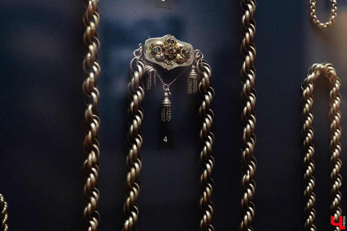 Мода циклична, и порой возвращения бывают очень неожиданными. Речь не о джинсах клеш, а о еще более древних предметах с историей. В вещах, насчитывающих сотню лет, наблюдаются актуальные нынче тренды. А потому вместе с владимирским стилистом Александрой Креар мы сравнили старинные украшения с современными.