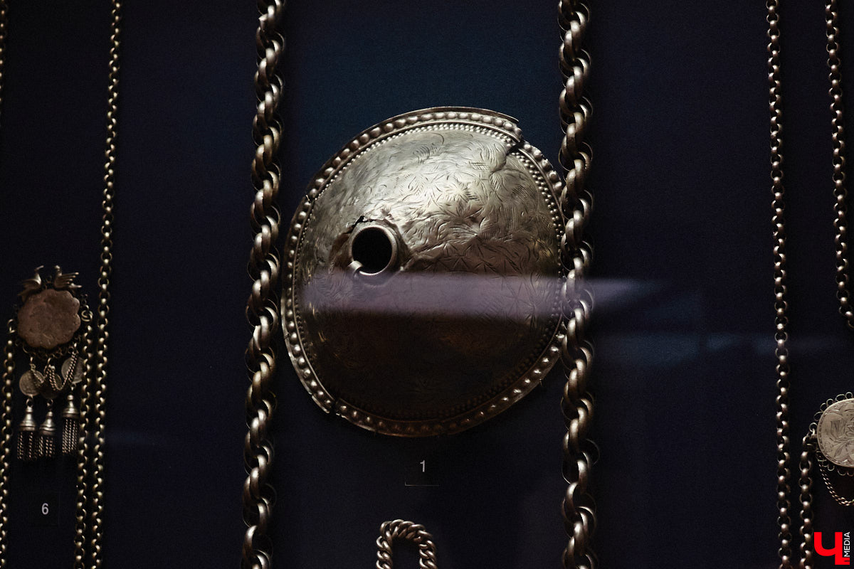 Мода циклична, и порой возвращения бывают очень неожиданными. Речь не о джинсах клеш, а о еще более древних предметах с историей. В вещах, насчитывающих сотню лет, наблюдаются актуальные нынче тренды. А потому вместе с владимирским стилистом Александрой Креар мы сравнили старинные украшения с современными.