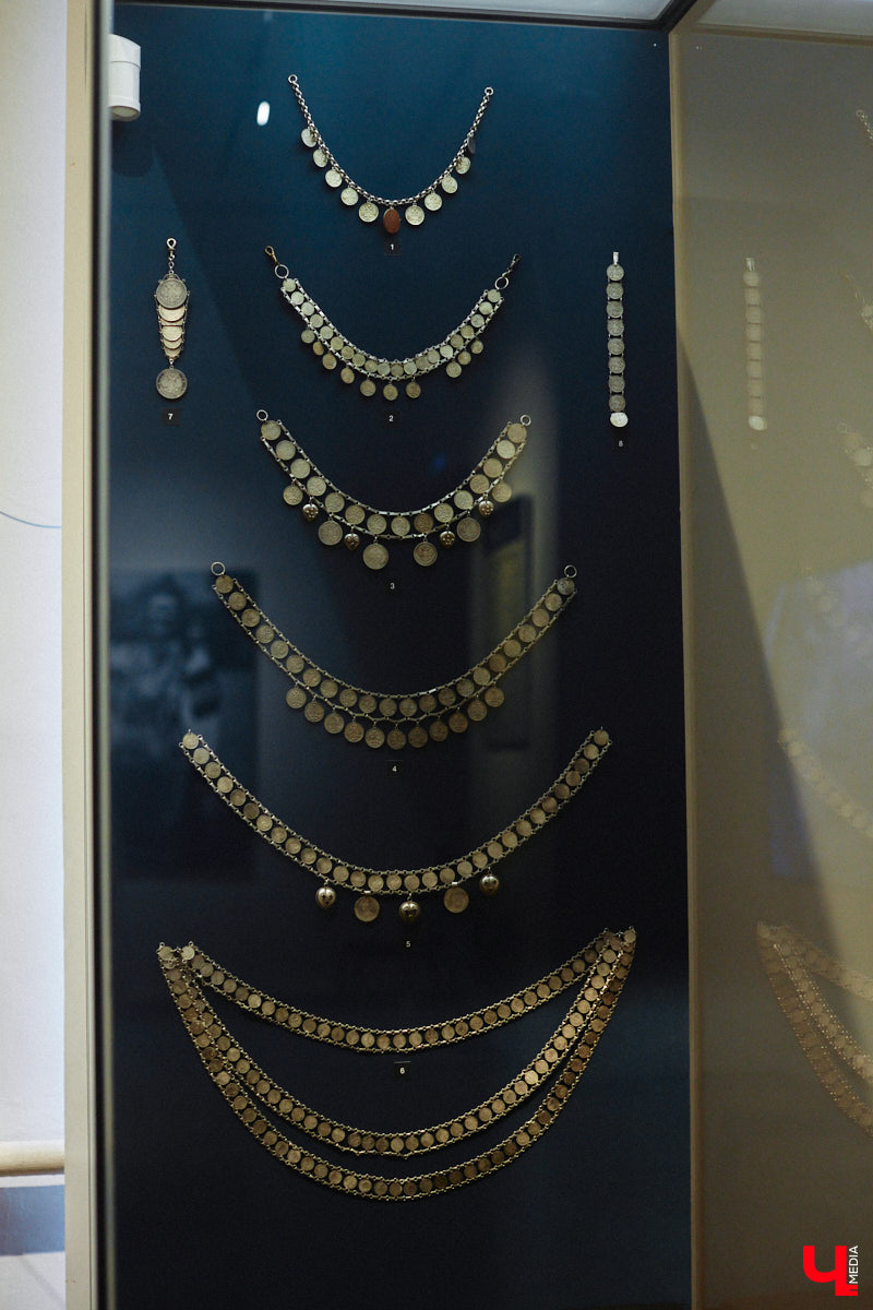 Мода циклична, и порой возвращения бывают очень неожиданными. Речь не о джинсах клеш, а о еще более древних предметах с историей. В вещах, насчитывающих сотню лет, наблюдаются актуальные нынче тренды. А потому вместе с владимирским стилистом Александрой Креар мы сравнили старинные украшения с современными.