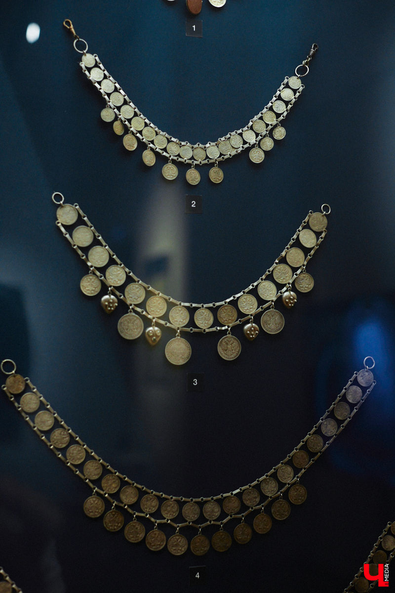 Мода циклична, и порой возвращения бывают очень неожиданными. Речь не о джинсах клеш, а о еще более древних предметах с историей. В вещах, насчитывающих сотню лет, наблюдаются актуальные нынче тренды. А потому вместе с владимирским стилистом Александрой Креар мы сравнили старинные украшения с современными.