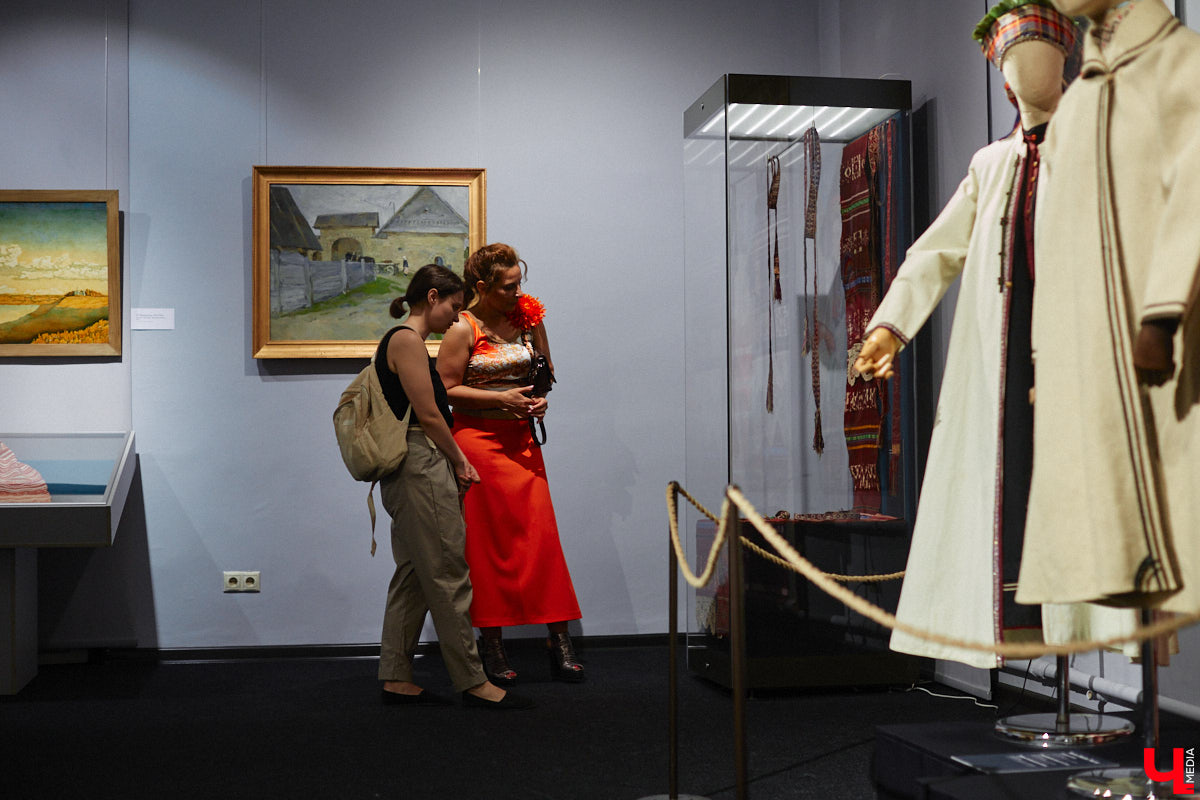 Мода циклична, и порой возвращения бывают очень неожиданными. Речь не о джинсах клеш, а о еще более древних предметах с историей. В вещах, насчитывающих сотню лет, наблюдаются актуальные нынче тренды. А потому вместе с владимирским стилистом Александрой Креар мы сравнили старинные украшения с современными.