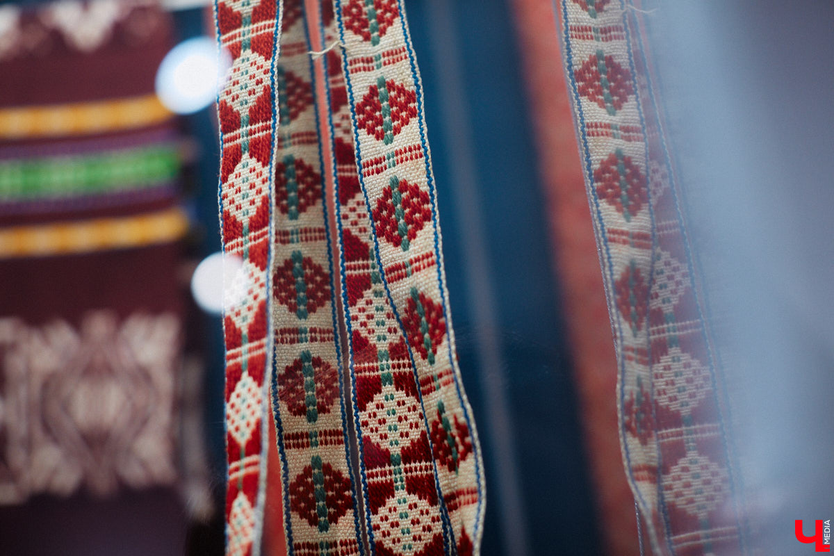 Мода циклична, и порой возвращения бывают очень неожиданными. Речь не о джинсах клеш, а о еще более древних предметах с историей. В вещах, насчитывающих сотню лет, наблюдаются актуальные нынче тренды. А потому вместе с владимирским стилистом Александрой Креар мы сравнили старинные украшения с современными.