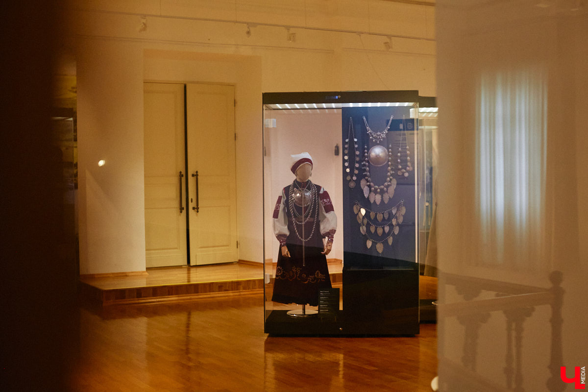 Мода циклична, и порой возвращения бывают очень неожиданными. Речь не о джинсах клеш, а о еще более древних предметах с историей. В вещах, насчитывающих сотню лет, наблюдаются актуальные нынче тренды. А потому вместе с владимирским стилистом Александрой Креар мы сравнили старинные украшения с современными.