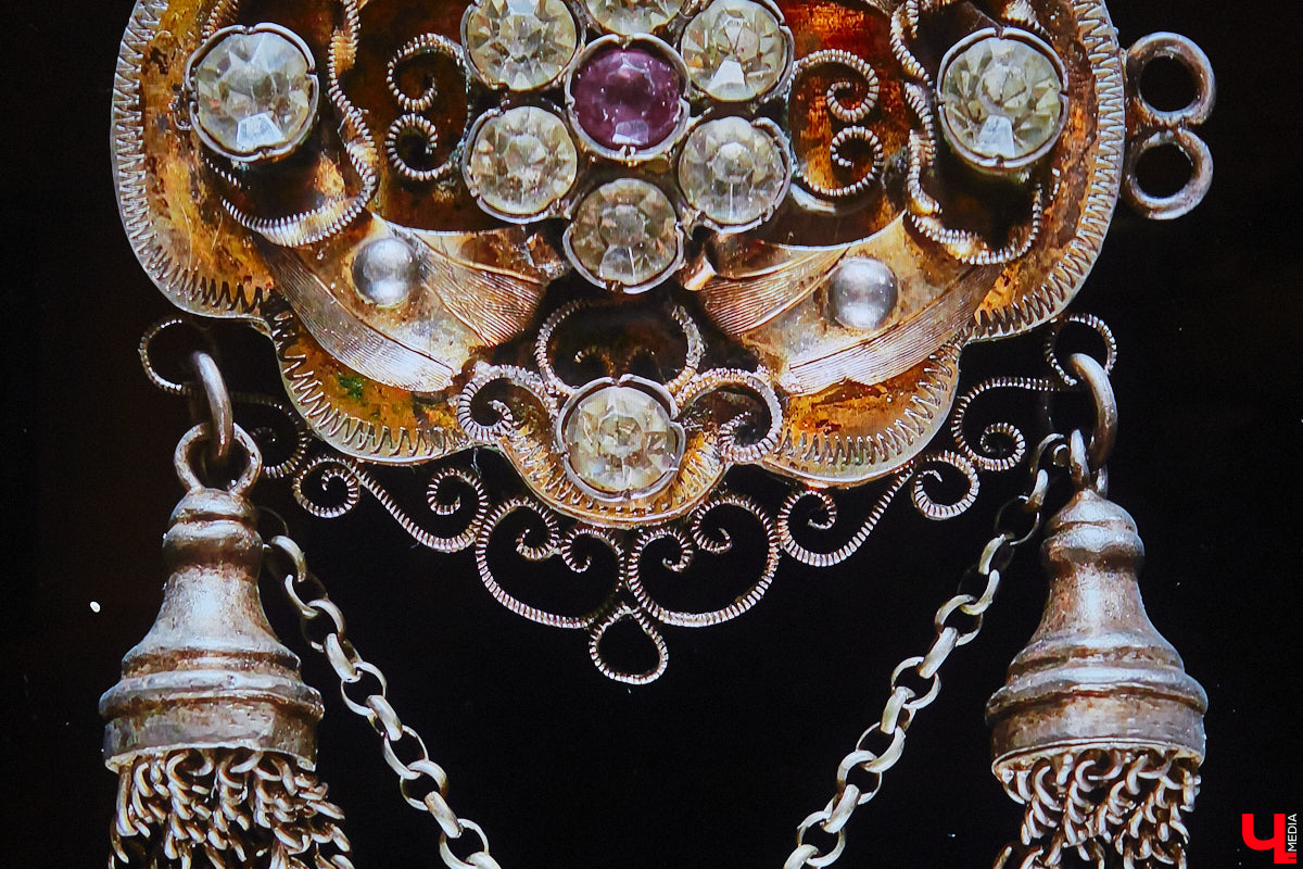 Мода циклична, и порой возвращения бывают очень неожиданными. Речь не о джинсах клеш, а о еще более древних предметах с историей. В вещах, насчитывающих сотню лет, наблюдаются актуальные нынче тренды. А потому вместе с владимирским стилистом Александрой Креар мы сравнили старинные украшения с современными.