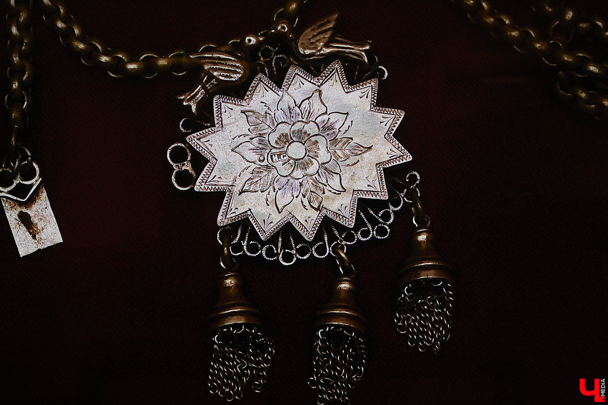 Мода циклична, и порой возвращения бывают очень неожиданными. Речь не о джинсах клеш, а о еще более древних предметах с историей. В вещах, насчитывающих сотню лет, наблюдаются актуальные нынче тренды. А потому вместе с владимирским стилистом Александрой Креар мы сравнили старинные украшения с современными.