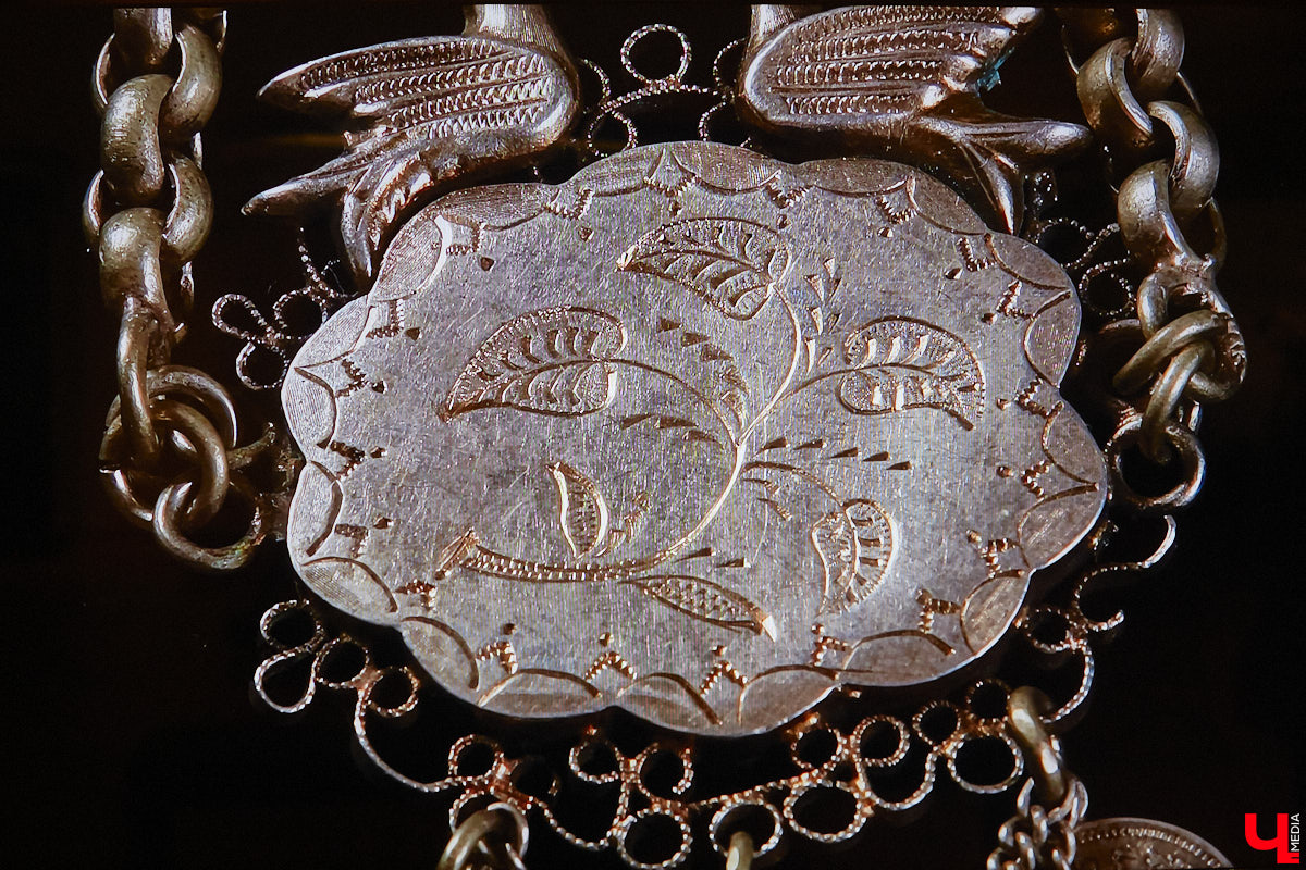 Мода циклична, и порой возвращения бывают очень неожиданными. Речь не о джинсах клеш, а о еще более древних предметах с историей. В вещах, насчитывающих сотню лет, наблюдаются актуальные нынче тренды. А потому вместе с владимирским стилистом Александрой Креар мы сравнили старинные украшения с современными.