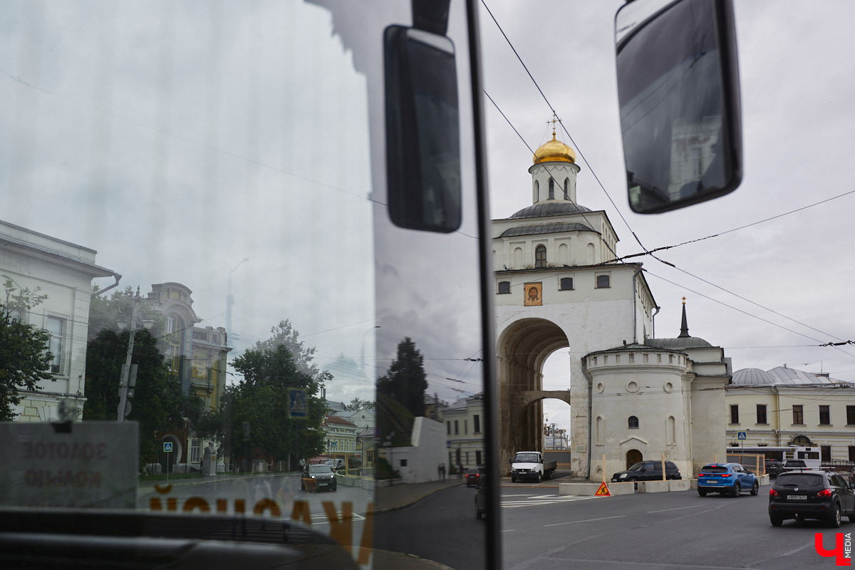 Вокруг Золотых ворот появились бетонные блоки и зеленый забор, которые ознаменовали начало реставрационных работ. Старт ремонта не анонсировался, поэтому для некоторых владимирцев он стал сюрпризом. Пока конструкции стоят по периметру памятника и движение не закрывают, хотя схему ограждения подрядчик все же умудрился нарушить.