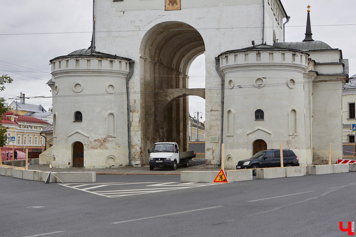 Вокруг Золотых ворот появились бетонные блоки и зеленый забор, которые ознаменовали начало реставрационных работ. Старт ремонта не анонсировался, поэтому для некоторых владимирцев он стал сюрпризом. Пока конструкции стоят по периметру памятника и движение не закрывают, хотя схему ограждения подрядчик все же умудрился нарушить.