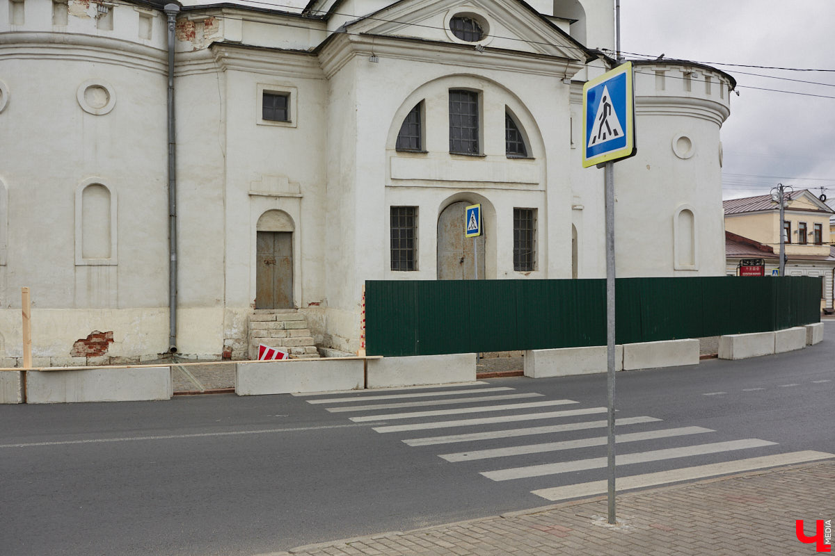 Вокруг Золотых ворот появились бетонные блоки и зеленый забор, которые ознаменовали начало реставрационных работ. Старт ремонта не анонсировался, поэтому для некоторых владимирцев он стал сюрпризом. Пока конструкции стоят по периметру памятника и движение не закрывают, хотя схему ограждения подрядчик все же умудрился нарушить.