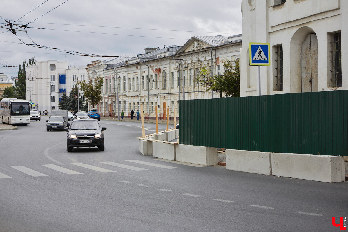Вокруг Золотых ворот появились бетонные блоки и зеленый забор, которые ознаменовали начало реставрационных работ. Старт ремонта не анонсировался, поэтому для некоторых владимирцев он стал сюрпризом. Пока конструкции стоят по периметру памятника и движение не закрывают, хотя схему ограждения подрядчик все же умудрился нарушить.