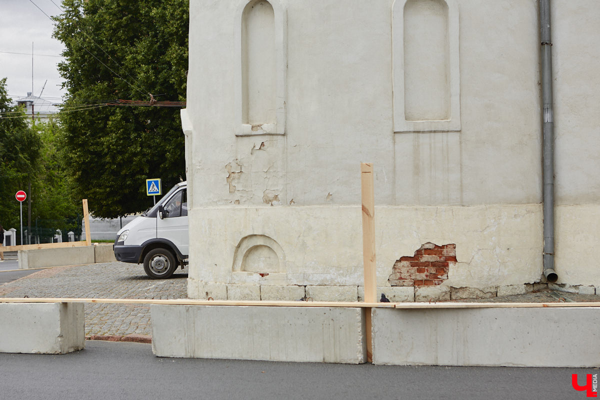 Вокруг Золотых ворот появились бетонные блоки и зеленый забор, которые ознаменовали начало реставрационных работ. Старт ремонта не анонсировался, поэтому для некоторых владимирцев он стал сюрпризом. Пока конструкции стоят по периметру памятника и движение не закрывают, хотя схему ограждения подрядчик все же умудрился нарушить.