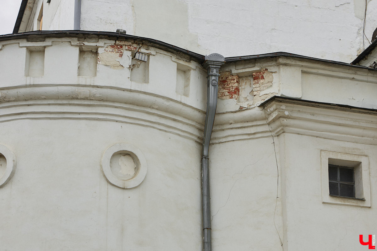 Вокруг Золотых ворот появились бетонные блоки и зеленый забор, которые ознаменовали начало реставрационных работ. Старт ремонта не анонсировался, поэтому для некоторых владимирцев он стал сюрпризом. Пока конструкции стоят по периметру памятника и движение не закрывают, хотя схему ограждения подрядчик все же умудрился нарушить.