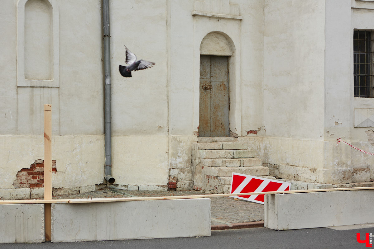 Вокруг Золотых ворот появились бетонные блоки и зеленый забор, которые ознаменовали начало реставрационных работ. Старт ремонта не анонсировался, поэтому для некоторых владимирцев он стал сюрпризом. Пока конструкции стоят по периметру памятника и движение не закрывают, хотя схему ограждения подрядчик все же умудрился нарушить.
