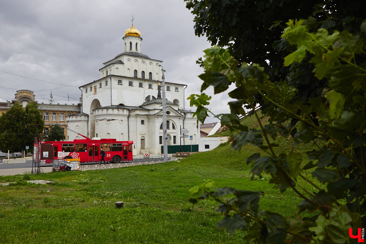 Вокруг Золотых ворот появились бетонные блоки и зеленый забор, которые ознаменовали начало реставрационных работ. Старт ремонта не анонсировался, поэтому для некоторых владимирцев он стал сюрпризом. Пока конструкции стоят по периметру памятника и движение не закрывают, хотя схему ограждения подрядчик все же умудрился нарушить.