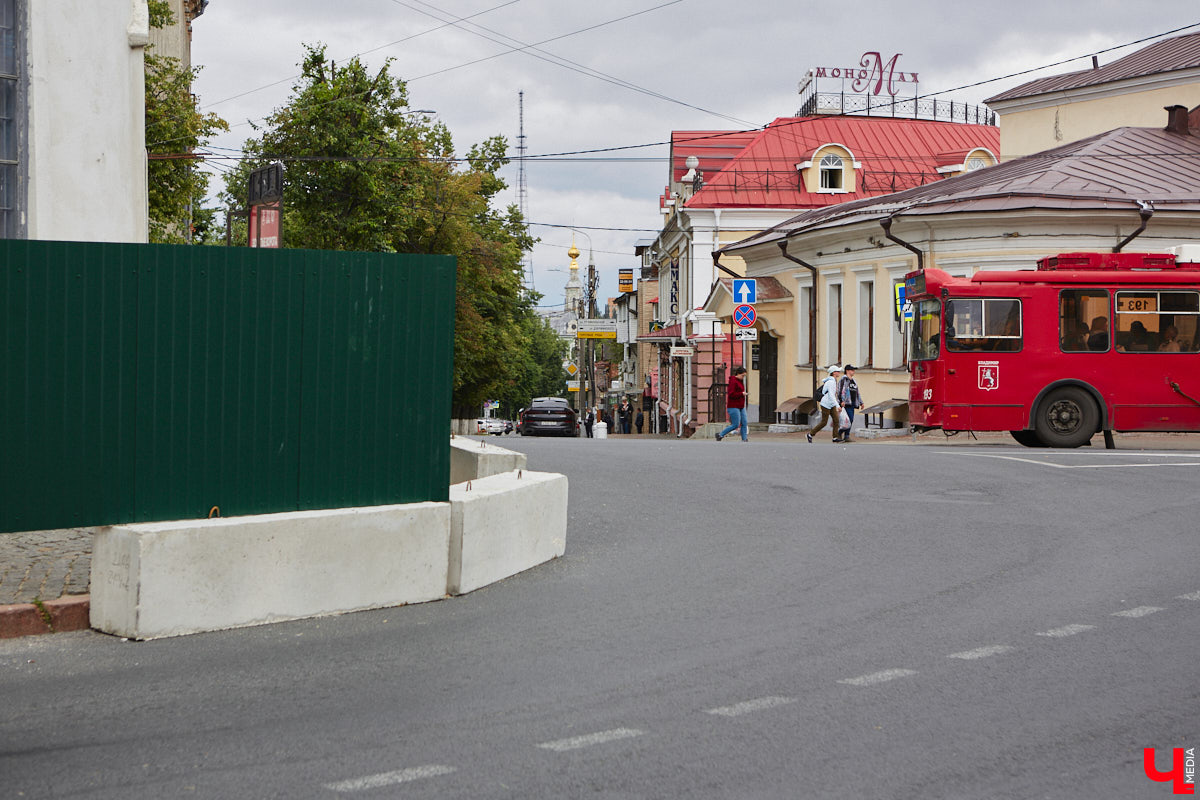 Вокруг Золотых ворот появились бетонные блоки и зеленый забор, которые ознаменовали начало реставрационных работ. Старт ремонта не анонсировался, поэтому для некоторых владимирцев он стал сюрпризом. Пока конструкции стоят по периметру памятника и движение не закрывают, хотя схему ограждения подрядчик все же умудрился нарушить.