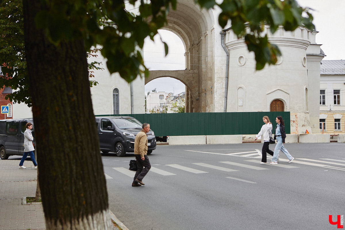 Вокруг Золотых ворот появились бетонные блоки и зеленый забор, которые ознаменовали начало реставрационных работ. Старт ремонта не анонсировался, поэтому для некоторых владимирцев он стал сюрпризом. Пока конструкции стоят по периметру памятника и движение не закрывают, хотя схему ограждения подрядчик все же умудрился нарушить.