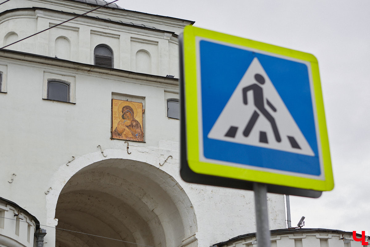 Вокруг Золотых ворот появились бетонные блоки и зеленый забор, которые ознаменовали начало реставрационных работ. Старт ремонта не анонсировался, поэтому для некоторых владимирцев он стал сюрпризом. Пока конструкции стоят по периметру памятника и движение не закрывают, хотя схему ограждения подрядчик все же умудрился нарушить.