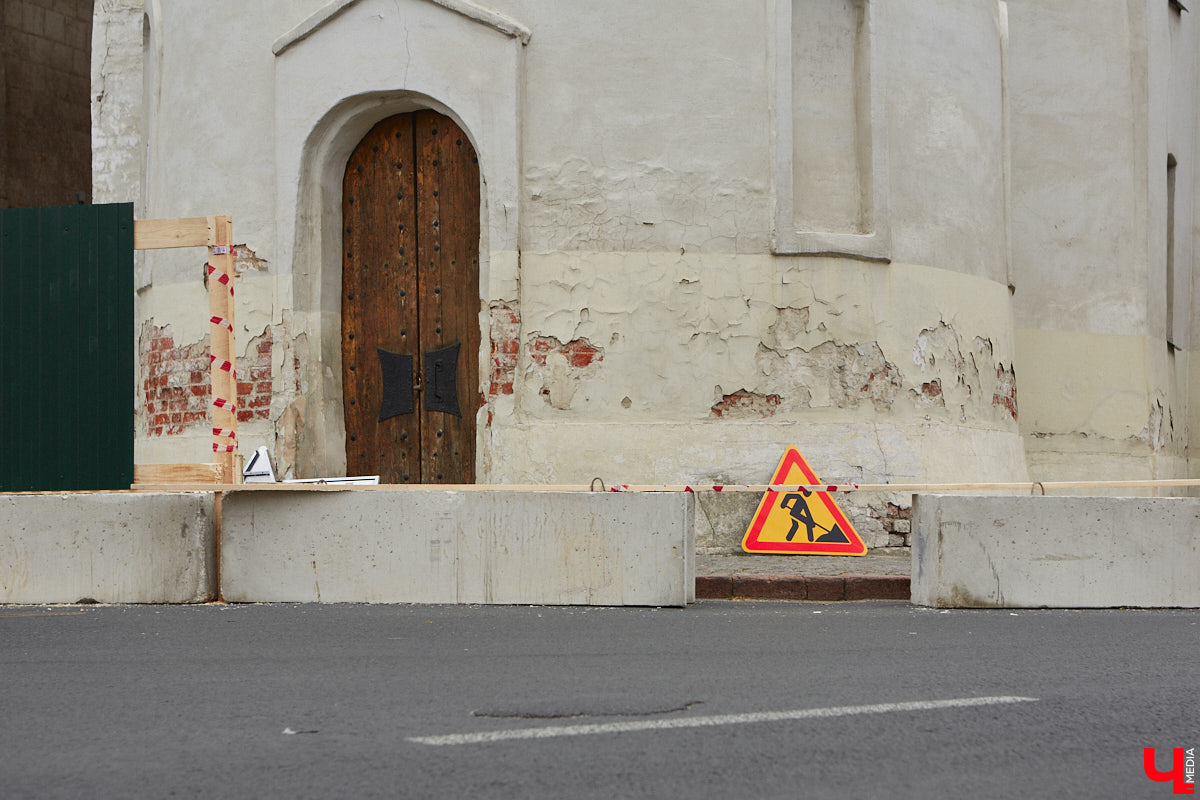 Вокруг Золотых ворот появились бетонные блоки и зеленый забор, которые ознаменовали начало реставрационных работ. Старт ремонта не анонсировался, поэтому для некоторых владимирцев он стал сюрпризом. Пока конструкции стоят по периметру памятника и движение не закрывают, хотя схему ограждения подрядчик все же умудрился нарушить.