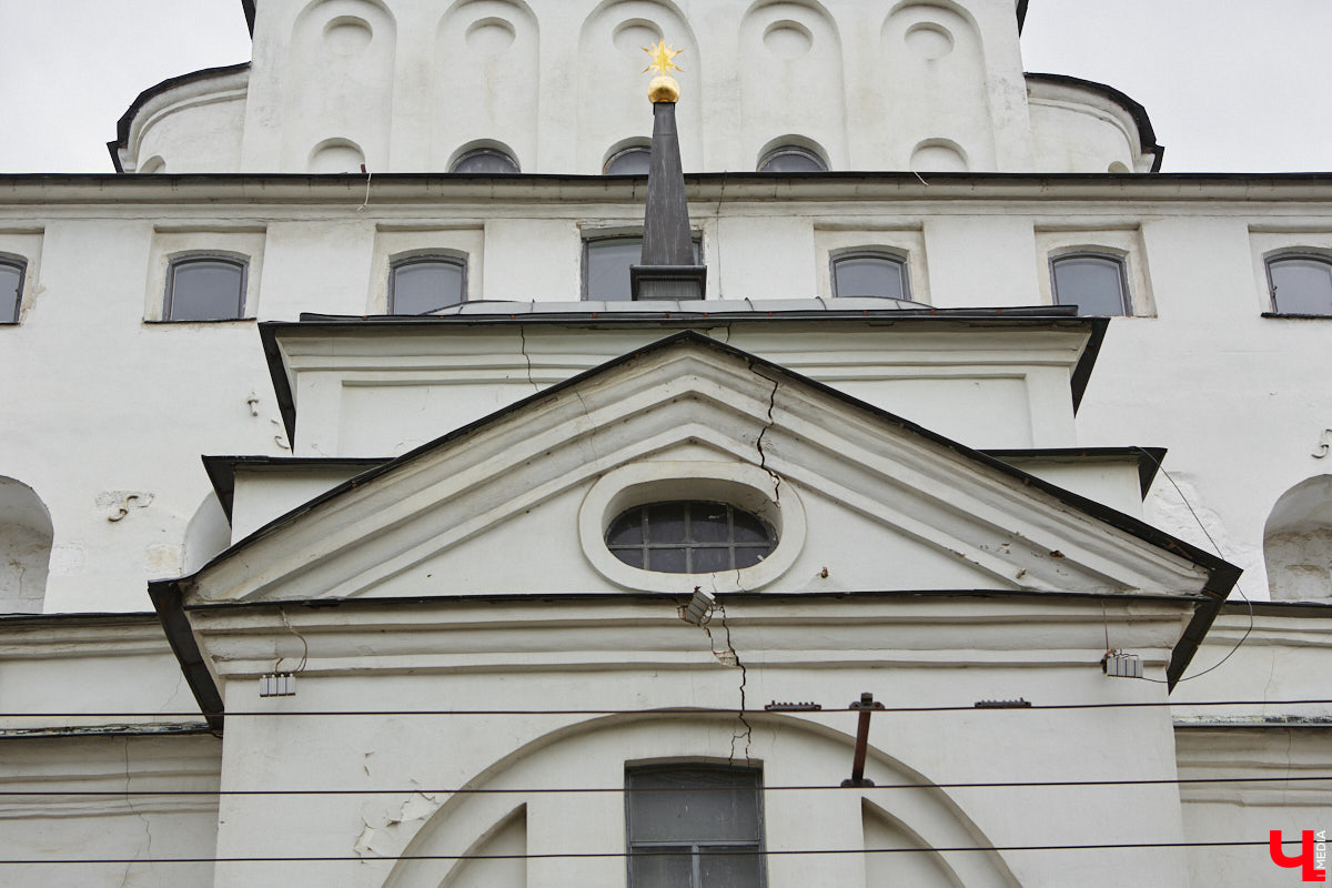 Вокруг Золотых ворот появились бетонные блоки и зеленый забор, которые ознаменовали начало реставрационных работ. Старт ремонта не анонсировался, поэтому для некоторых владимирцев он стал сюрпризом. Пока конструкции стоят по периметру памятника и движение не закрывают, хотя схему ограждения подрядчик все же умудрился нарушить.