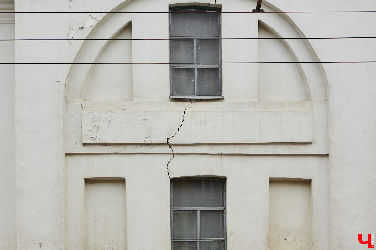 Вокруг Золотых ворот появились бетонные блоки и зеленый забор, которые ознаменовали начало реставрационных работ. Старт ремонта не анонсировался, поэтому для некоторых владимирцев он стал сюрпризом. Пока конструкции стоят по периметру памятника и движение не закрывают, хотя схему ограждения подрядчик все же умудрился нарушить.