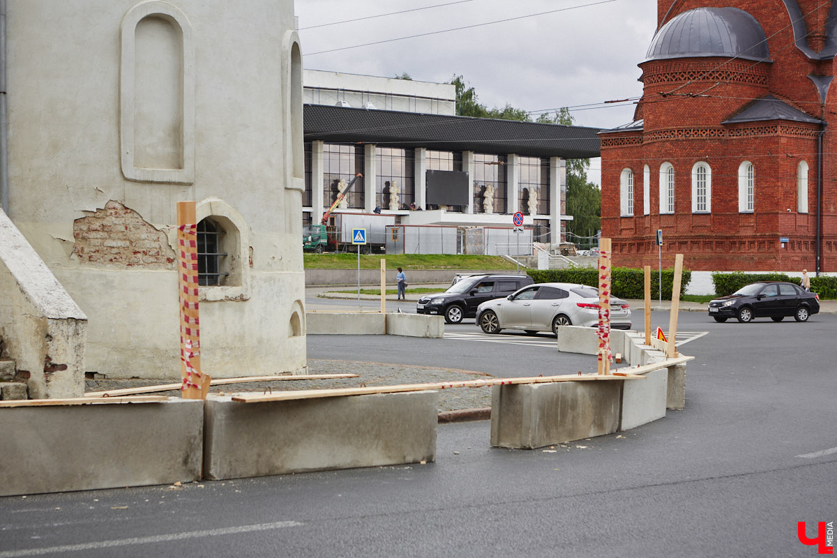 Вокруг Золотых ворот появились бетонные блоки и зеленый забор, которые ознаменовали начало реставрационных работ. Старт ремонта не анонсировался, поэтому для некоторых владимирцев он стал сюрпризом. Пока конструкции стоят по периметру памятника и движение не закрывают, хотя схему ограждения подрядчик все же умудрился нарушить.