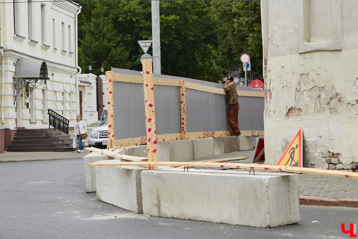 Вокруг Золотых ворот появились бетонные блоки и зеленый забор, которые ознаменовали начало реставрационных работ. Старт ремонта не анонсировался, поэтому для некоторых владимирцев он стал сюрпризом. Пока конструкции стоят по периметру памятника и движение не закрывают, хотя схему ограждения подрядчик все же умудрился нарушить.