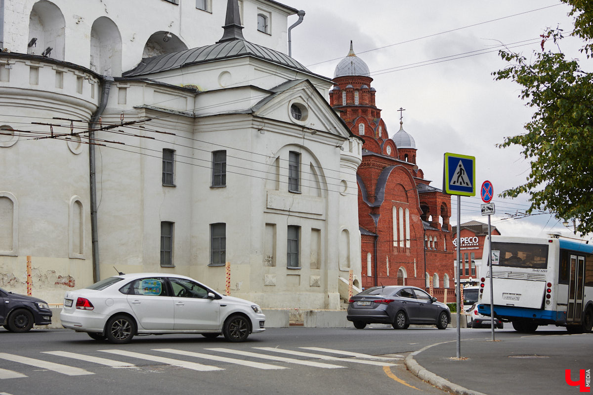 Вокруг Золотых ворот появились бетонные блоки и зеленый забор, которые ознаменовали начало реставрационных работ. Старт ремонта не анонсировался, поэтому для некоторых владимирцев он стал сюрпризом. Пока конструкции стоят по периметру памятника и движение не закрывают, хотя схему ограждения подрядчик все же умудрился нарушить.