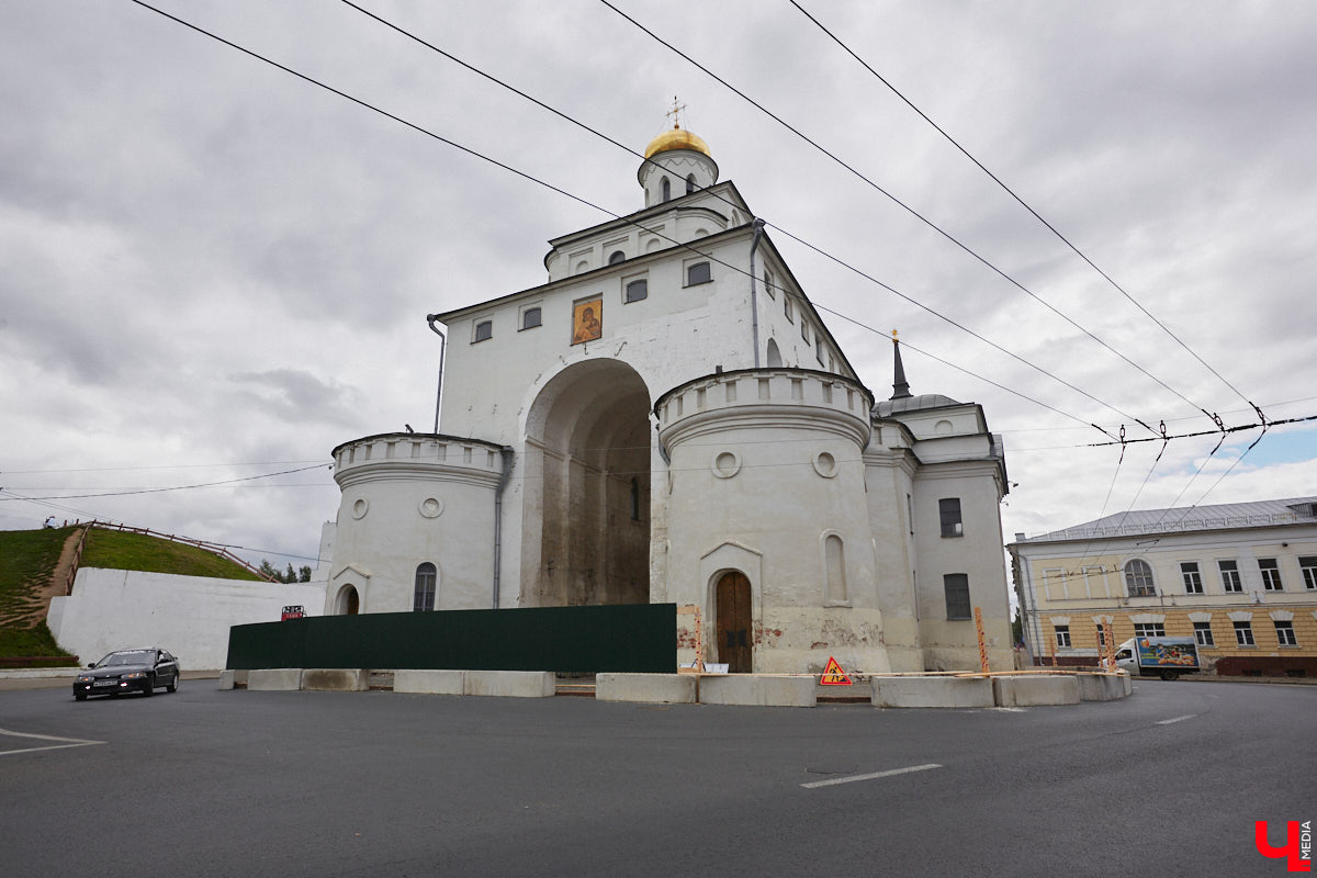 Вокруг Золотых ворот появились бетонные блоки и зеленый забор, которые ознаменовали начало реставрационных работ. Старт ремонта не анонсировался, поэтому для некоторых владимирцев он стал сюрпризом. Пока конструкции стоят по периметру памятника и движение не закрывают, хотя схему ограждения подрядчик все же умудрился нарушить.