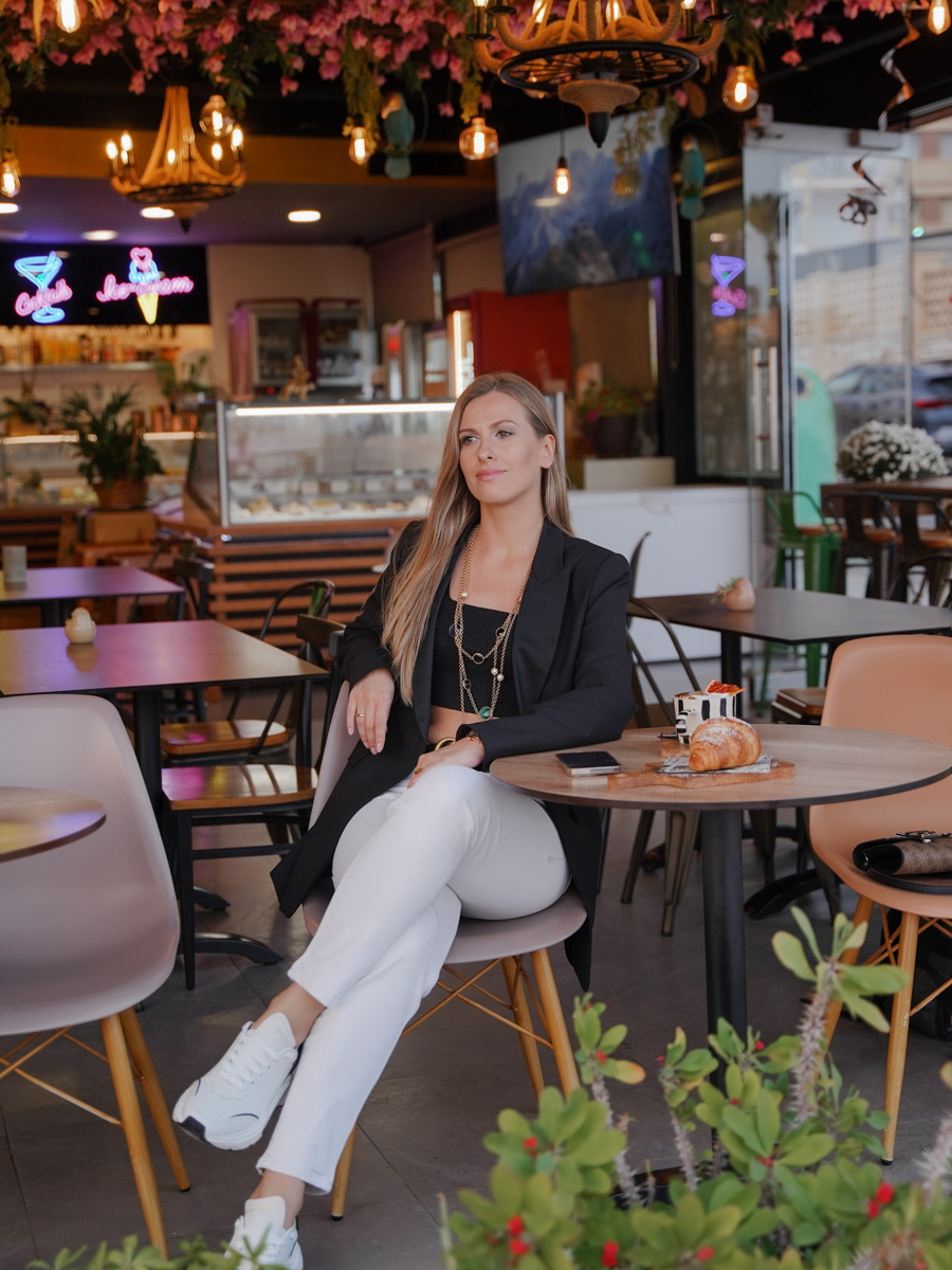 Полгода назад Алена Маркелова переехала вместе с супругом в солнечную Испанию. Достаточный срок, чтобы разобраться с нюансами жизни в этой стране, ее национальными традициями и бытом. Нашему изданию владимирская ведущая рассказала обо всем подробно.