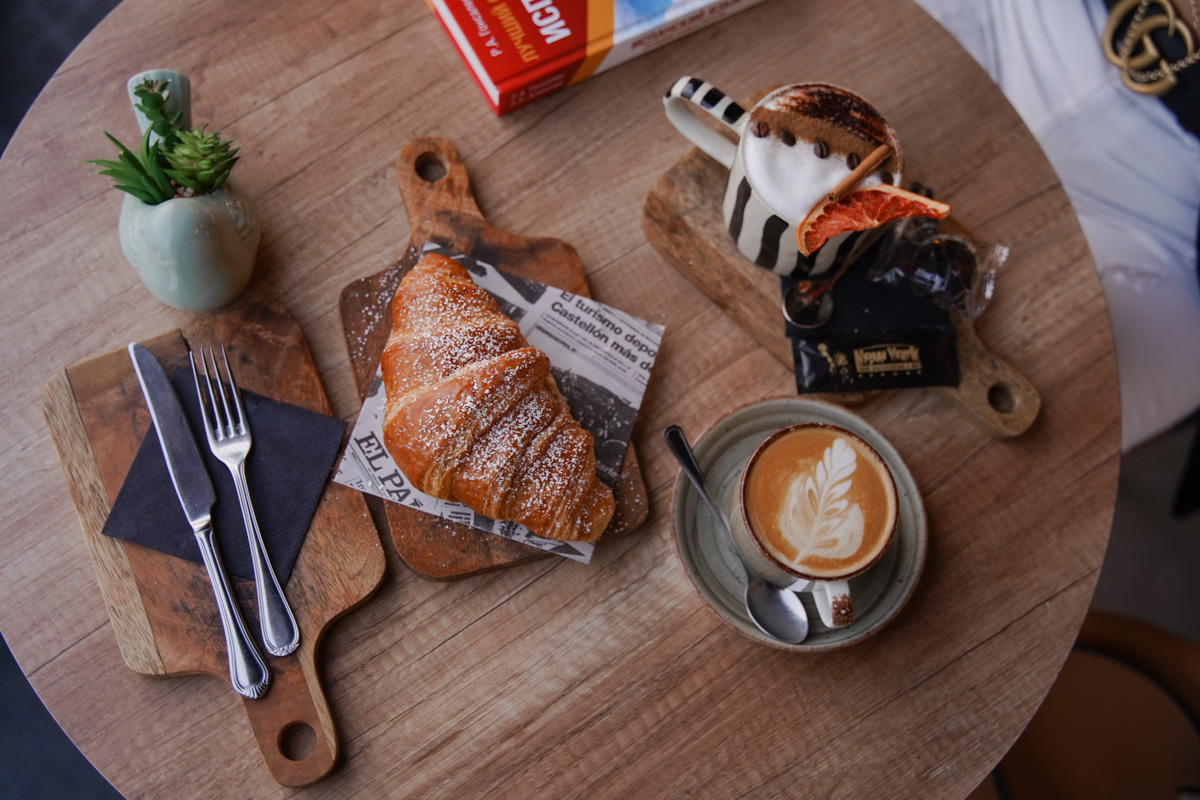 Полгода назад Алена Маркелова переехала вместе с супругом в солнечную Испанию. Достаточный срок, чтобы разобраться с нюансами жизни в этой стране, ее национальными традициями и бытом. Нашему изданию владимирская ведущая рассказала обо всем подробно.