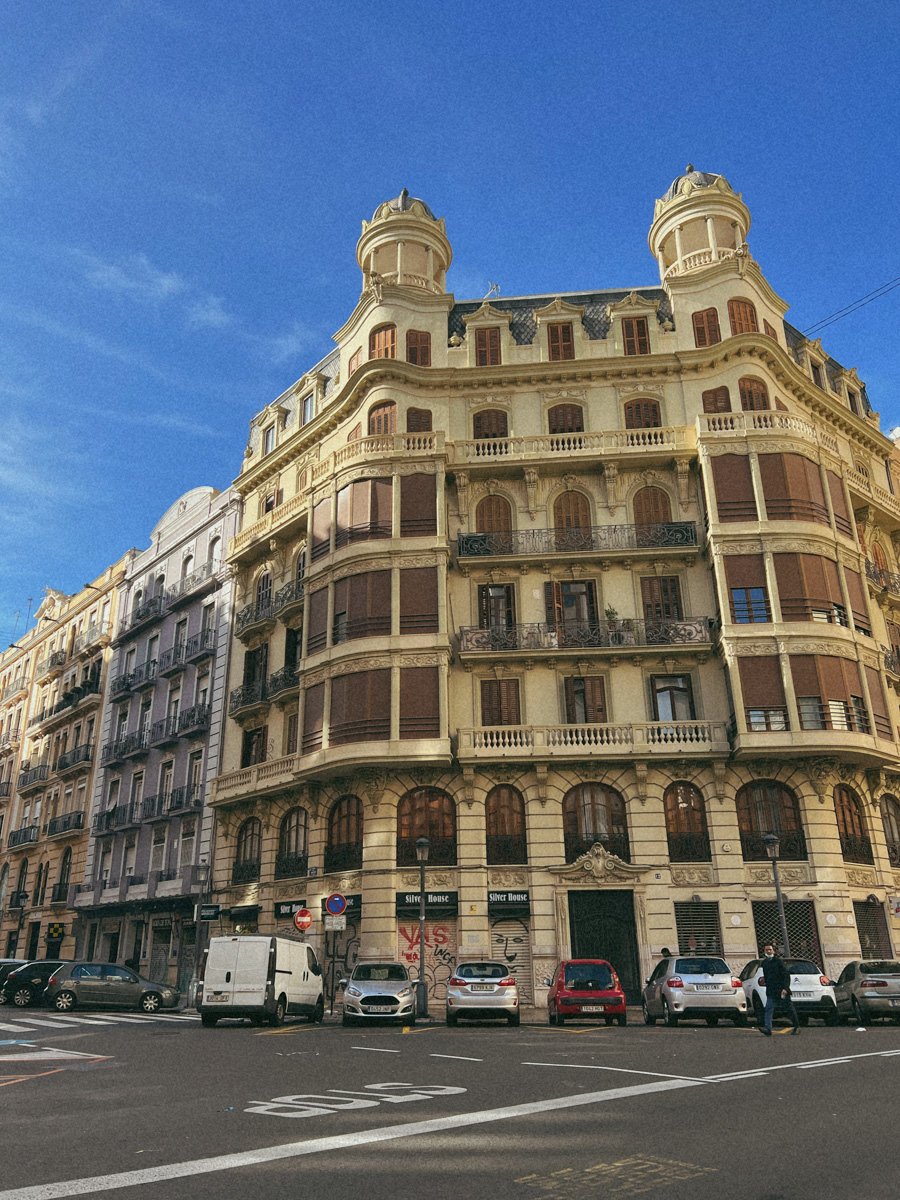 Полгода назад Алена Маркелова переехала вместе с супругом в солнечную Испанию. Достаточный срок, чтобы разобраться с нюансами жизни в этой стране, ее национальными традициями и бытом. Нашему изданию владимирская ведущая рассказала обо всем подробно.