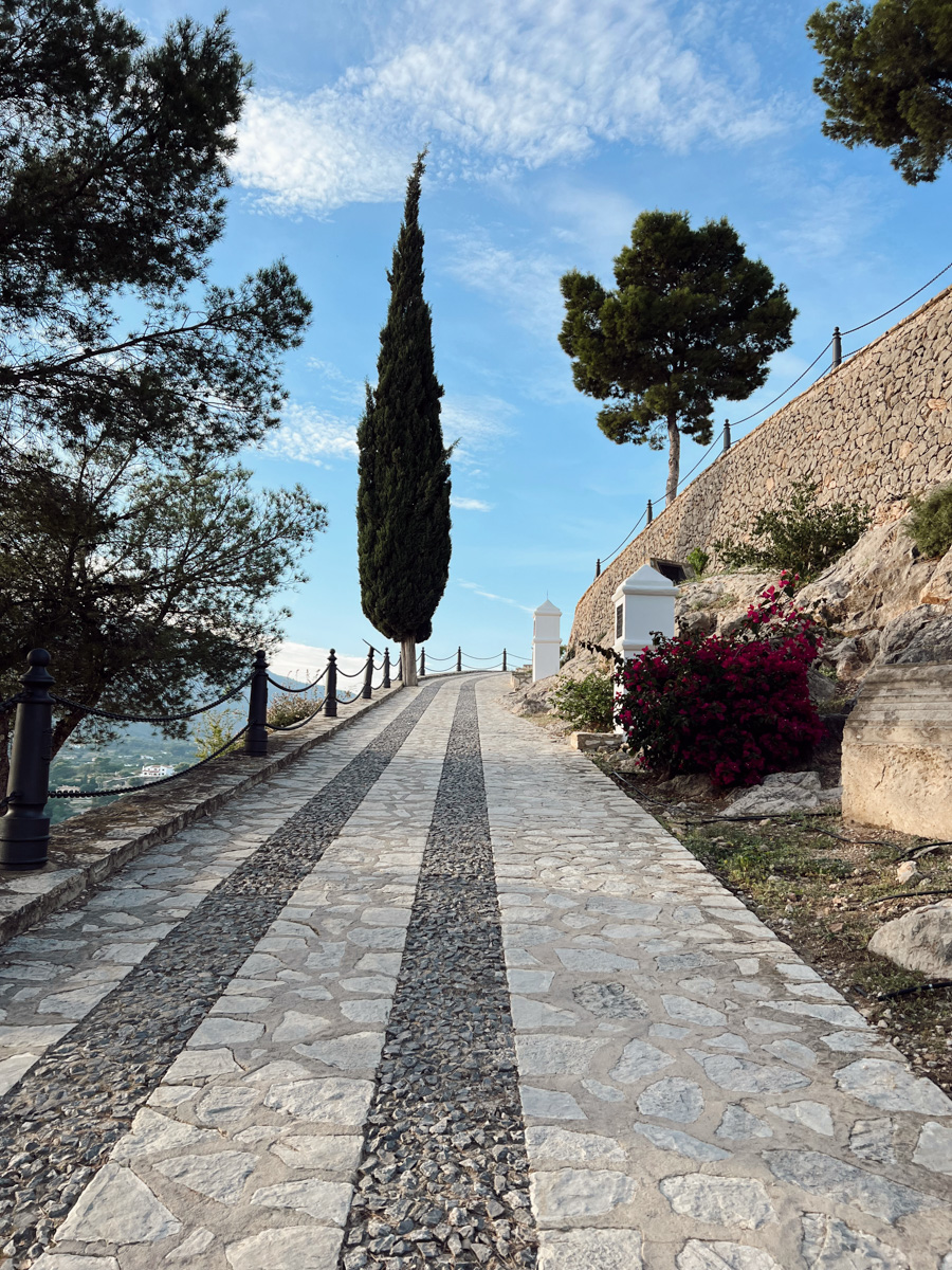 Полгода назад Алена Маркелова переехала вместе с супругом в солнечную Испанию. Достаточный срок, чтобы разобраться с нюансами жизни в этой стране, ее национальными традициями и бытом. Нашему изданию владимирская ведущая рассказала обо всем подробно.