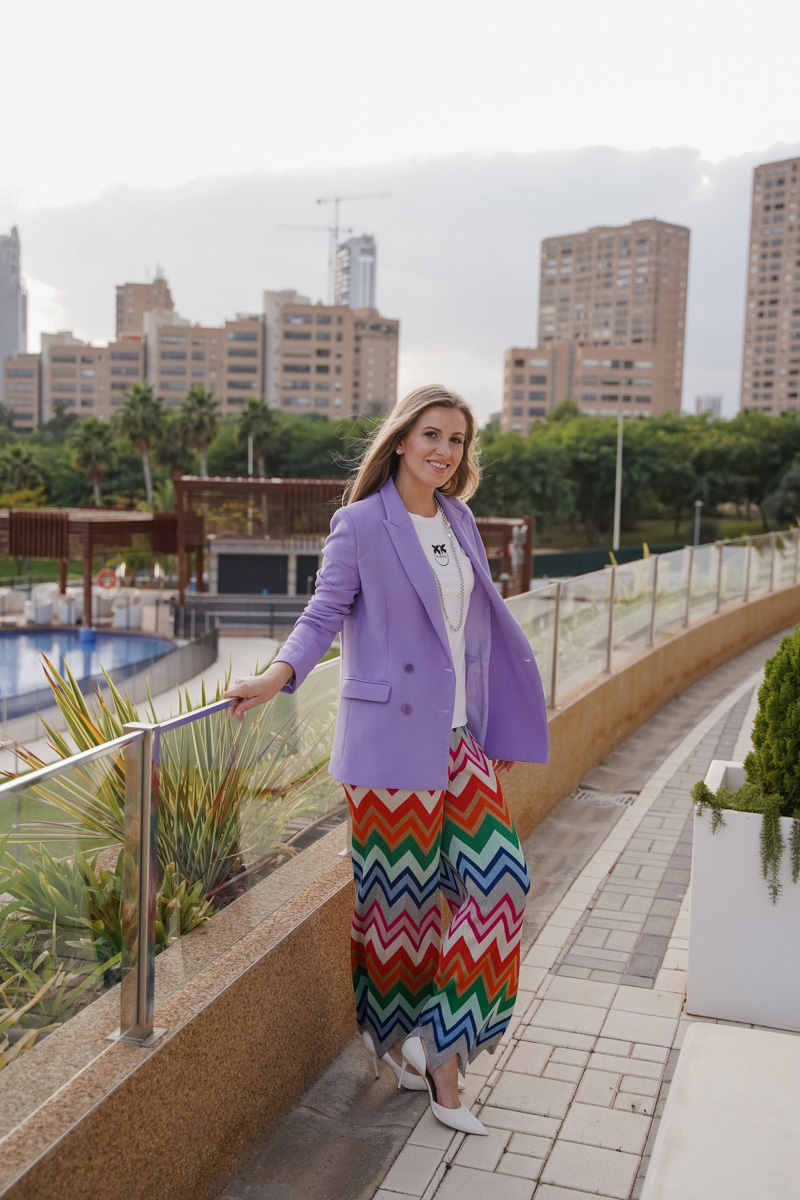 Полгода назад Алена Маркелова переехала вместе с супругом в солнечную Испанию. Достаточный срок, чтобы разобраться с нюансами жизни в этой стране, ее национальными традициями и бытом. Нашему изданию владимирская ведущая рассказала обо всем подробно.