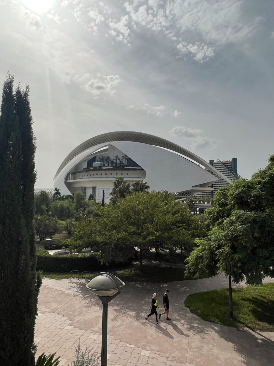 Полгода назад Алена Маркелова переехала вместе с супругом в солнечную Испанию. Достаточный срок, чтобы разобраться с нюансами жизни в этой стране, ее национальными традициями и бытом. Нашему изданию владимирская ведущая рассказала обо всем подробно.