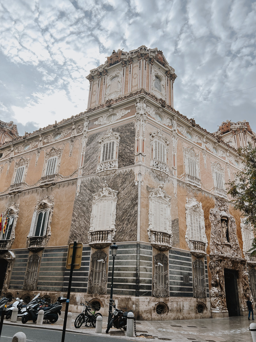 Полгода назад Алена Маркелова переехала вместе с супругом в солнечную Испанию. Достаточный срок, чтобы разобраться с нюансами жизни в этой стране, ее национальными традициями и бытом. Нашему изданию владимирская ведущая рассказала обо всем подробно.