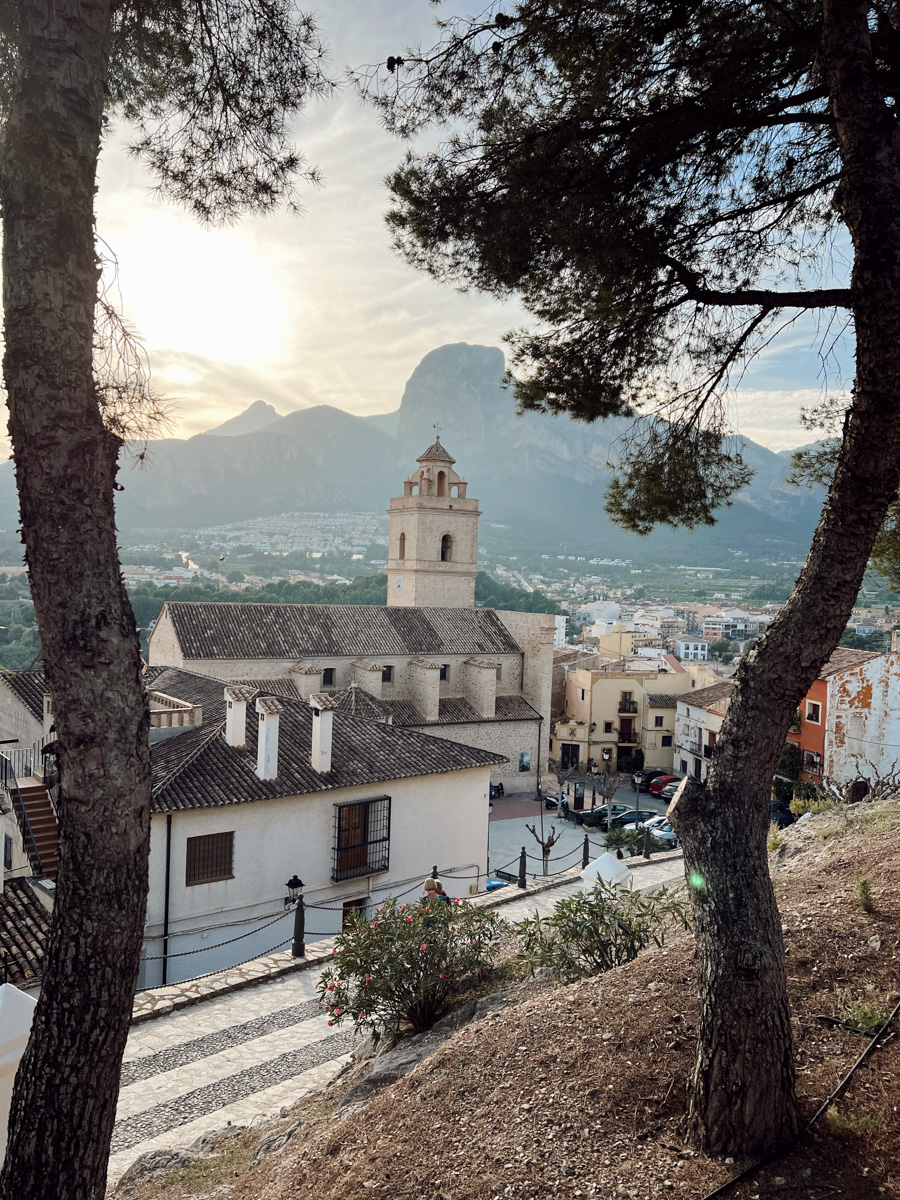Полгода назад Алена Маркелова переехала вместе с супругом в солнечную Испанию. Достаточный срок, чтобы разобраться с нюансами жизни в этой стране, ее национальными традициями и бытом. Нашему изданию владимирская ведущая рассказала обо всем подробно.