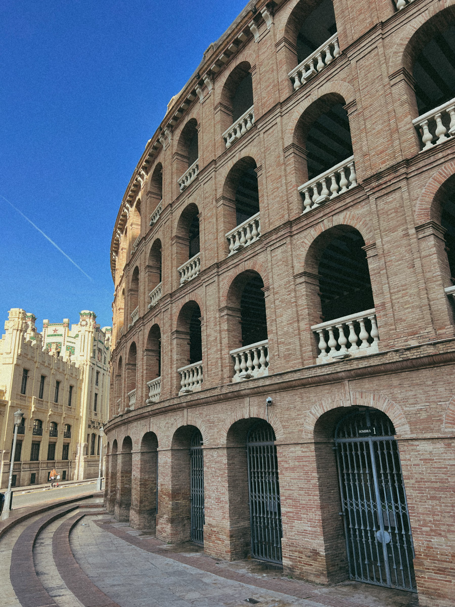 Полгода назад Алена Маркелова переехала вместе с супругом в солнечную Испанию. Достаточный срок, чтобы разобраться с нюансами жизни в этой стране, ее национальными традициями и бытом. Нашему изданию владимирская ведущая рассказала обо всем подробно.