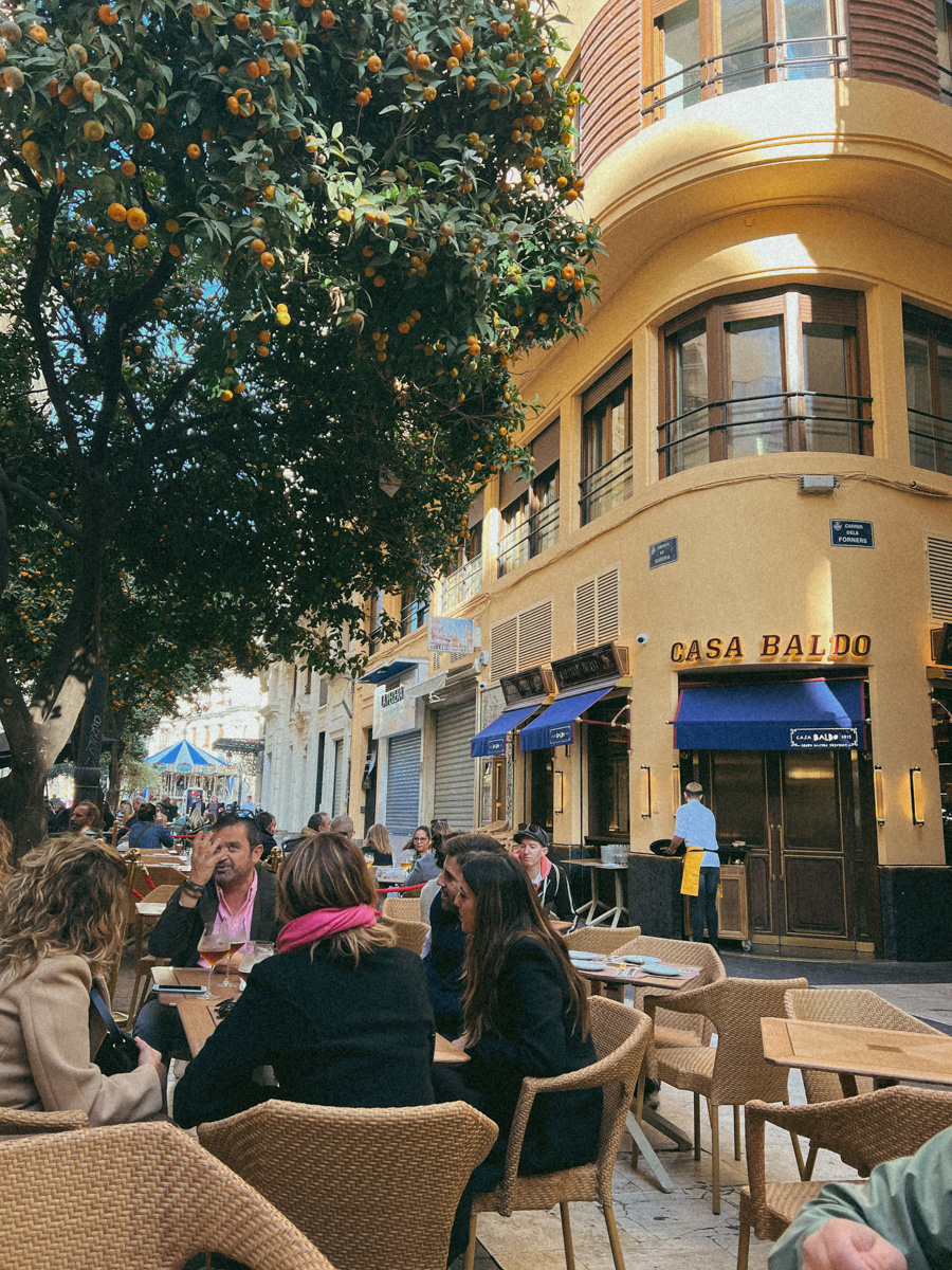 Полгода назад Алена Маркелова переехала вместе с супругом в солнечную Испанию. Достаточный срок, чтобы разобраться с нюансами жизни в этой стране, ее национальными традициями и бытом. Нашему изданию владимирская ведущая рассказала обо всем подробно.