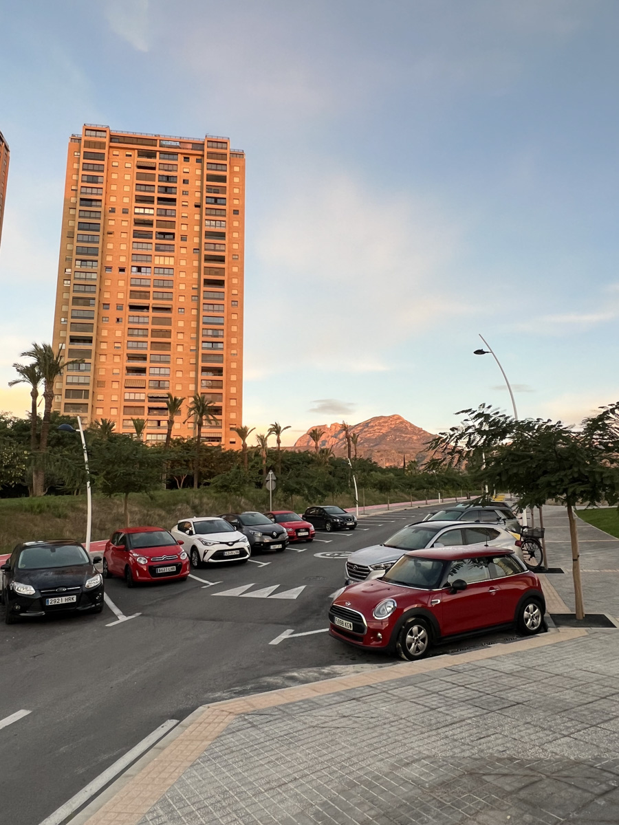 Полгода назад Алена Маркелова переехала вместе с супругом в солнечную Испанию. Достаточный срок, чтобы разобраться с нюансами жизни в этой стране, ее национальными традициями и бытом. Нашему изданию владимирская ведущая рассказала обо всем подробно.