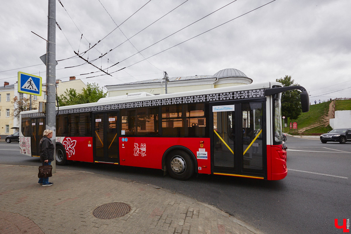 В этот понедельник на линии вышли 18 новых автобусов марки ЛиАЗ. Некоторые жители города их уже смогли оценить. И впечатления, надо сказать, неоднозначные. Кто-то хвалит, кто-то ругает. В общем, мнения разделились.