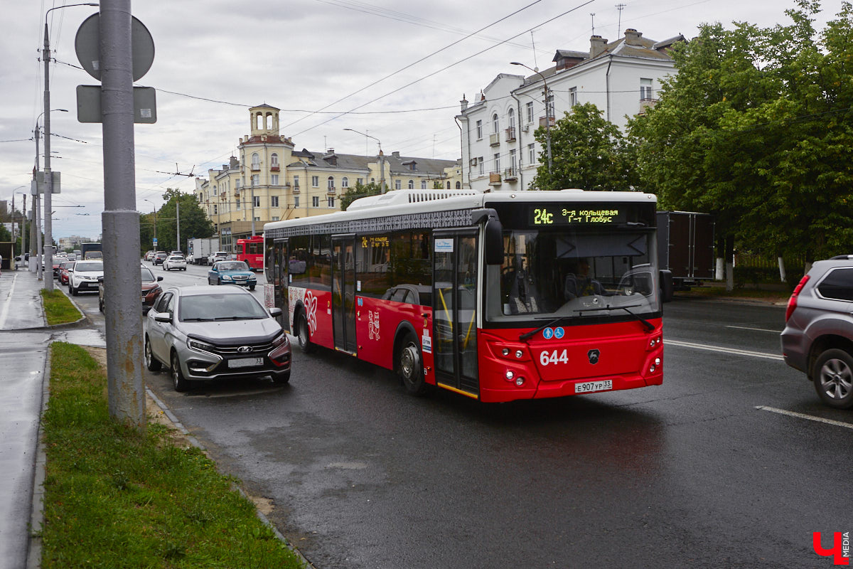 В этот понедельник на линии вышли 18 новых автобусов марки ЛиАЗ. Некоторые жители города их уже смогли оценить. И впечатления, надо сказать, неоднозначные. Кто-то хвалит, кто-то ругает. В общем, мнения разделились.