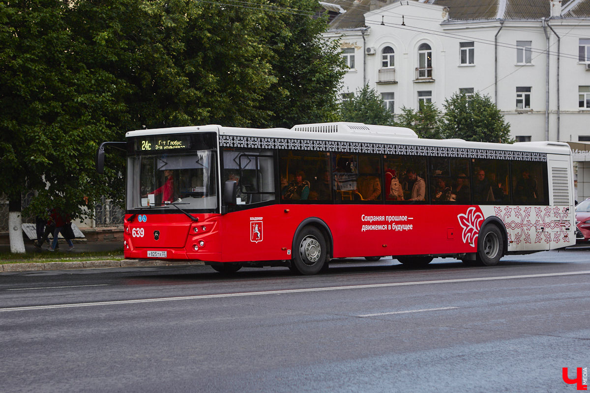 В этот понедельник на линии вышли 18 новых автобусов марки ЛиАЗ. Некоторые жители города их уже смогли оценить. И впечатления, надо сказать, неоднозначные. Кто-то хвалит, кто-то ругает. В общем, мнения разделились.