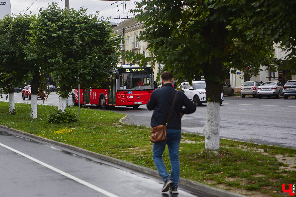 В этот понедельник на линии вышли 18 новых автобусов марки ЛиАЗ. Некоторые жители города их уже смогли оценить. И впечатления, надо сказать, неоднозначные. Кто-то хвалит, кто-то ругает. В общем, мнения разделились.