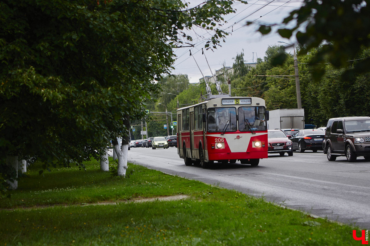 В этот понедельник на линии вышли 18 новых автобусов марки ЛиАЗ. Некоторые жители города их уже смогли оценить. И впечатления, надо сказать, неоднозначные. Кто-то хвалит, кто-то ругает. В общем, мнения разделились.