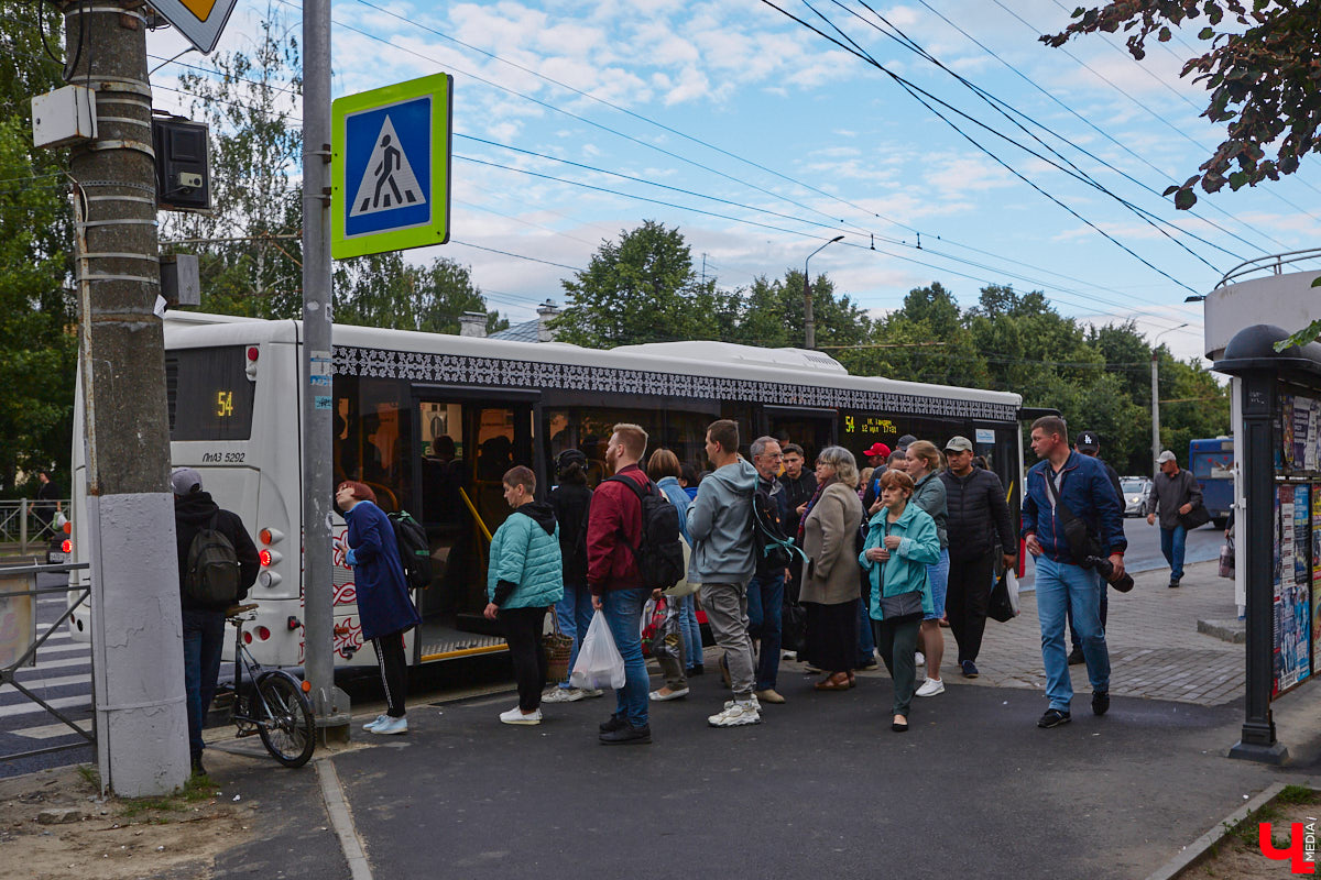 В этот понедельник на линии вышли 18 новых автобусов марки ЛиАЗ. Некоторые жители города их уже смогли оценить. И впечатления, надо сказать, неоднозначные. Кто-то хвалит, кто-то ругает. В общем, мнения разделились.