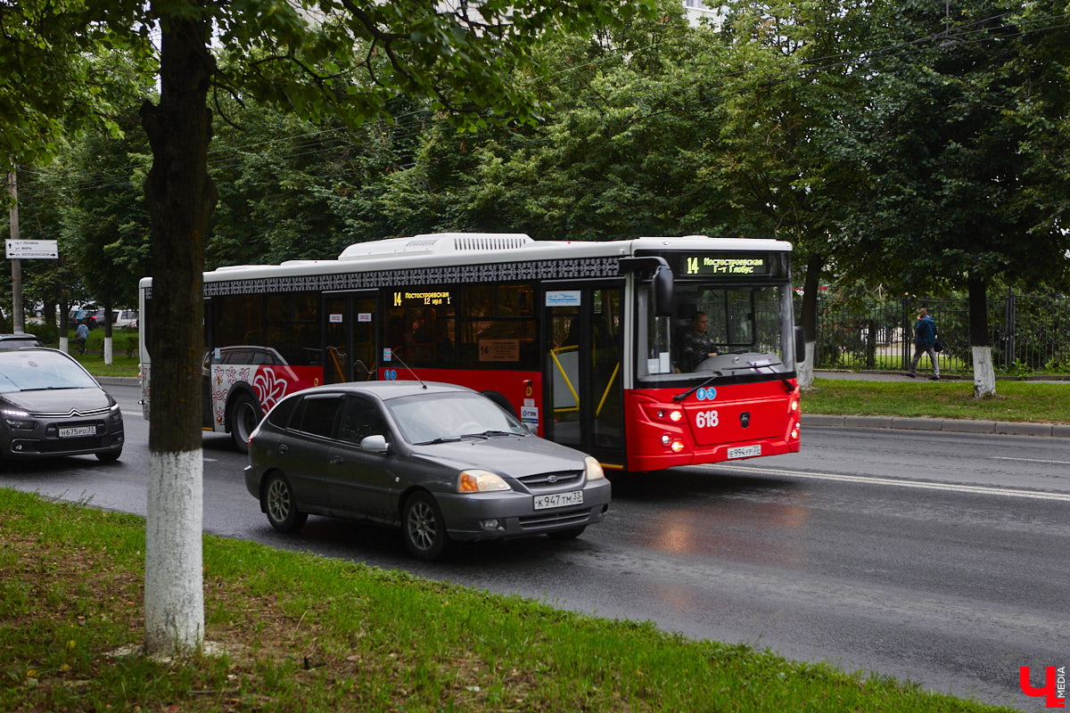 В этот понедельник на линии вышли 18 новых автобусов марки ЛиАЗ. Некоторые жители города их уже смогли оценить. И впечатления, надо сказать, неоднозначные. Кто-то хвалит, кто-то ругает. В общем, мнения разделились.