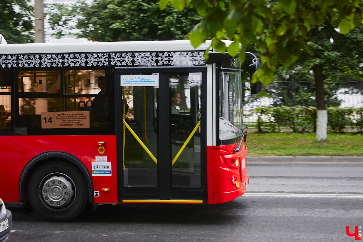 В этот понедельник на линии вышли 18 новых автобусов марки ЛиАЗ. Некоторые жители города их уже смогли оценить. И впечатления, надо сказать, неоднозначные. Кто-то хвалит, кто-то ругает. В общем, мнения разделились.