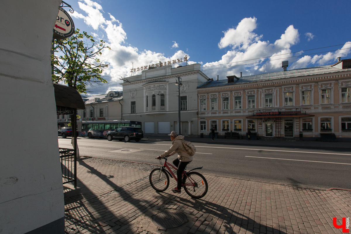 Вслед за Золотыми воротами обновить во Владимире собираются и кинотеатр «Художественный», чьи двери были наглухо закрыты более 10 лет. Попыток реанимировать исторический объект можно насчитать много, как и обещаний со стороны властей. Теперь же над зданием 18 века и земельным участком взял шефство регион. Получится ли у него вернуть горожанам их некогда любимую площадку?