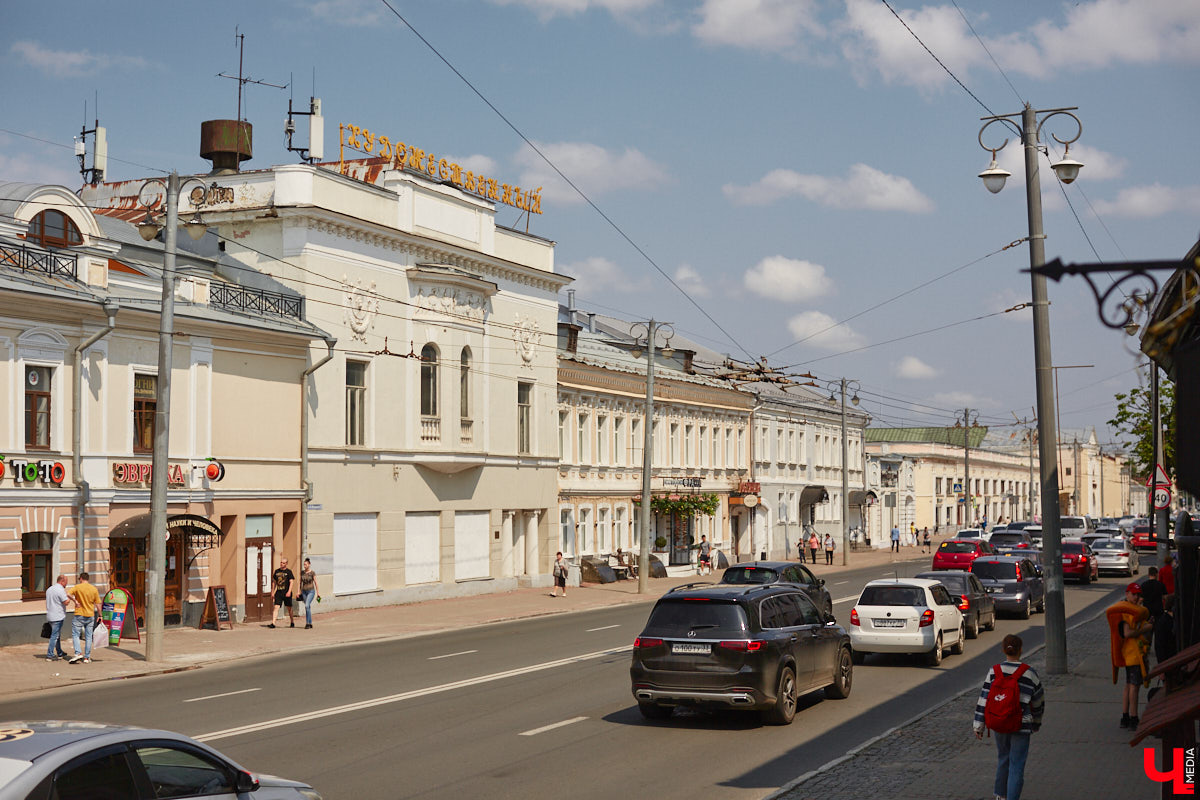 Вслед за Золотыми воротами обновить во Владимире собираются и кинотеатр «Художественный», чьи двери были наглухо закрыты более 10 лет. Попыток реанимировать исторический объект можно насчитать много, как и обещаний со стороны властей. Теперь же над зданием 18 века и земельным участком взял шефство регион. Получится ли у него вернуть горожанам их некогда любимую площадку?